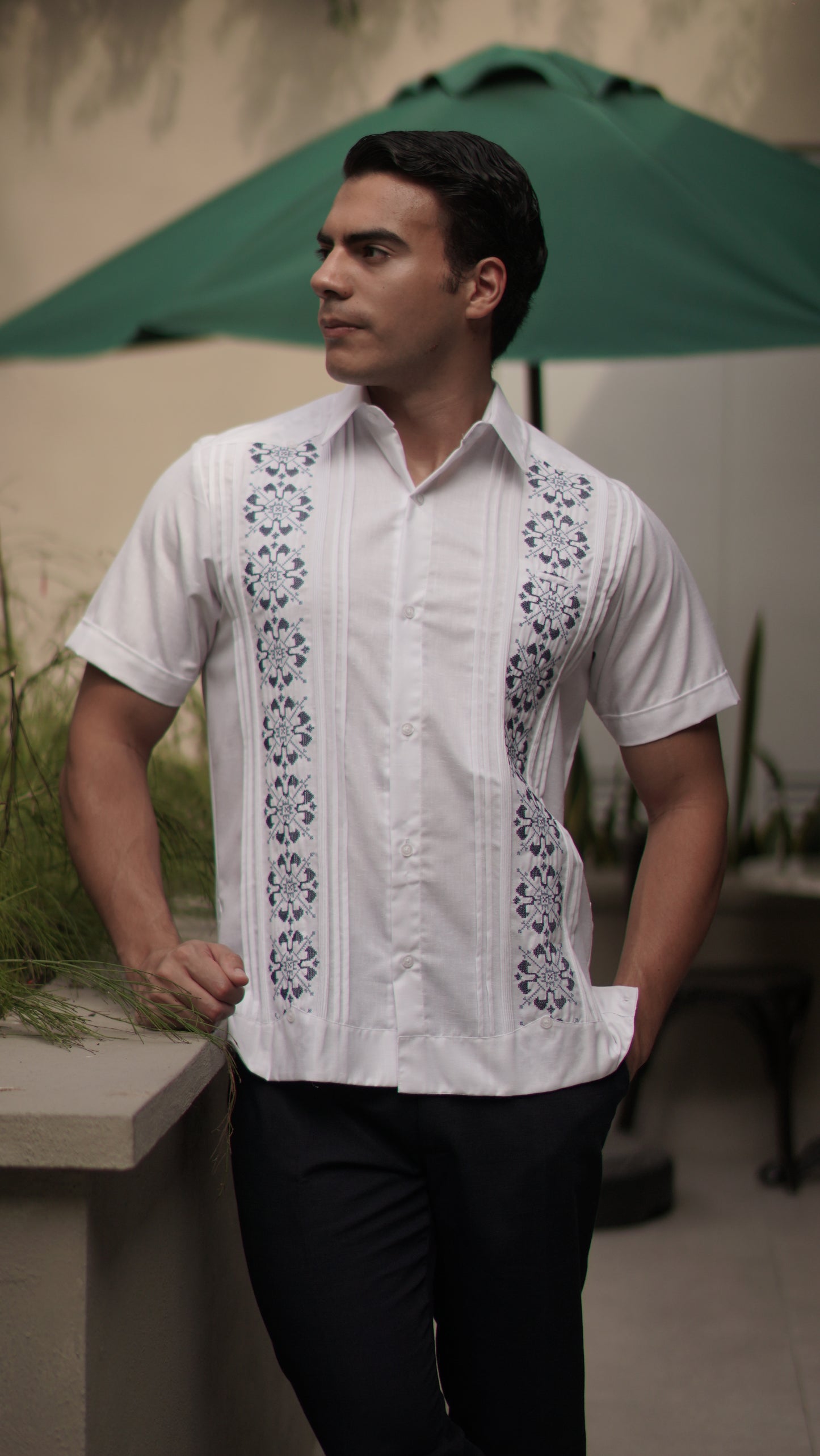 Guayabera Valladolid #446 Blanca / Azul Plumbago - Azul Marino