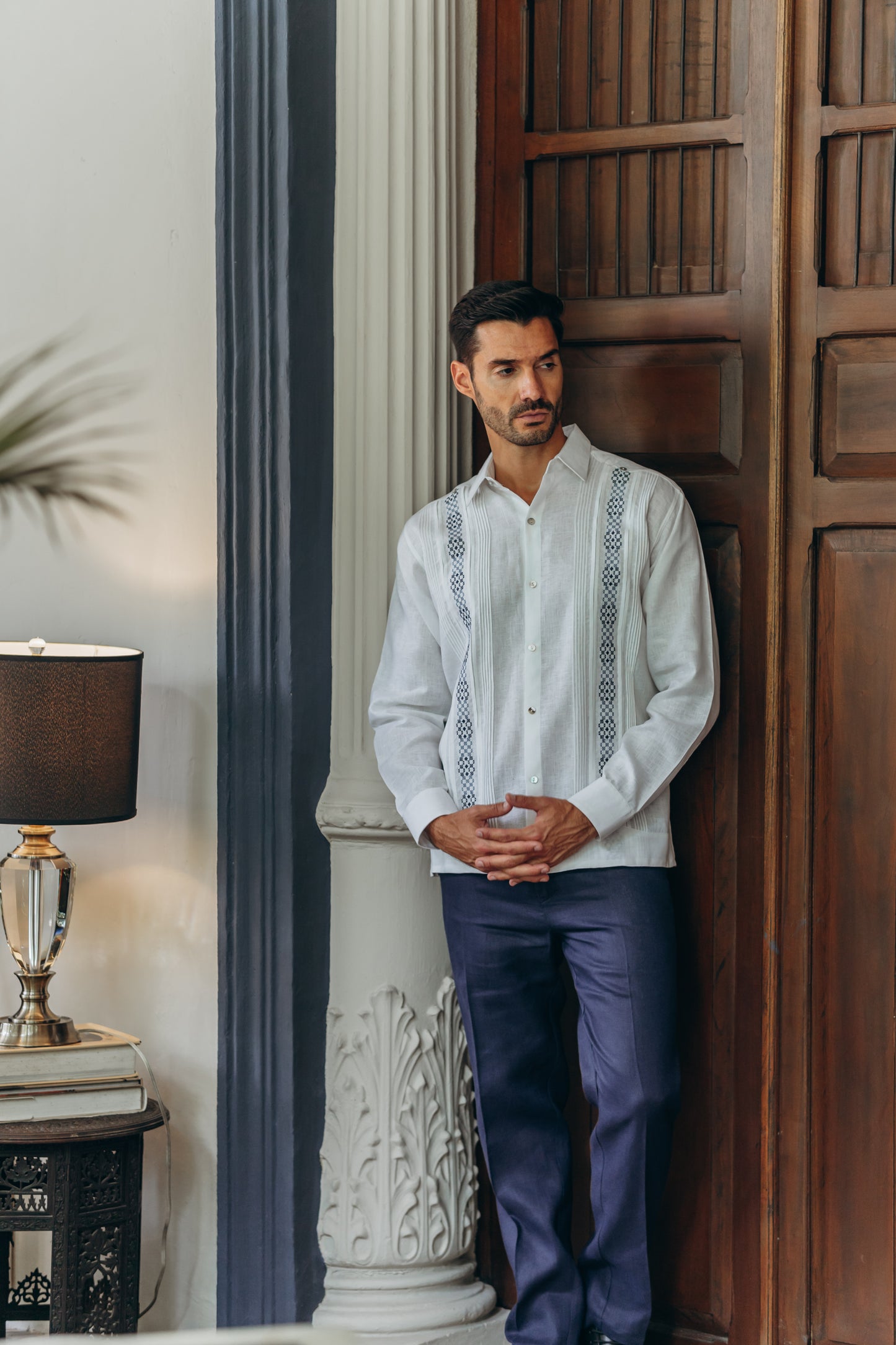 Guayabera Rubén #589 Blanca ML / Azul Plumbago - Azul Marino / 100% Lino