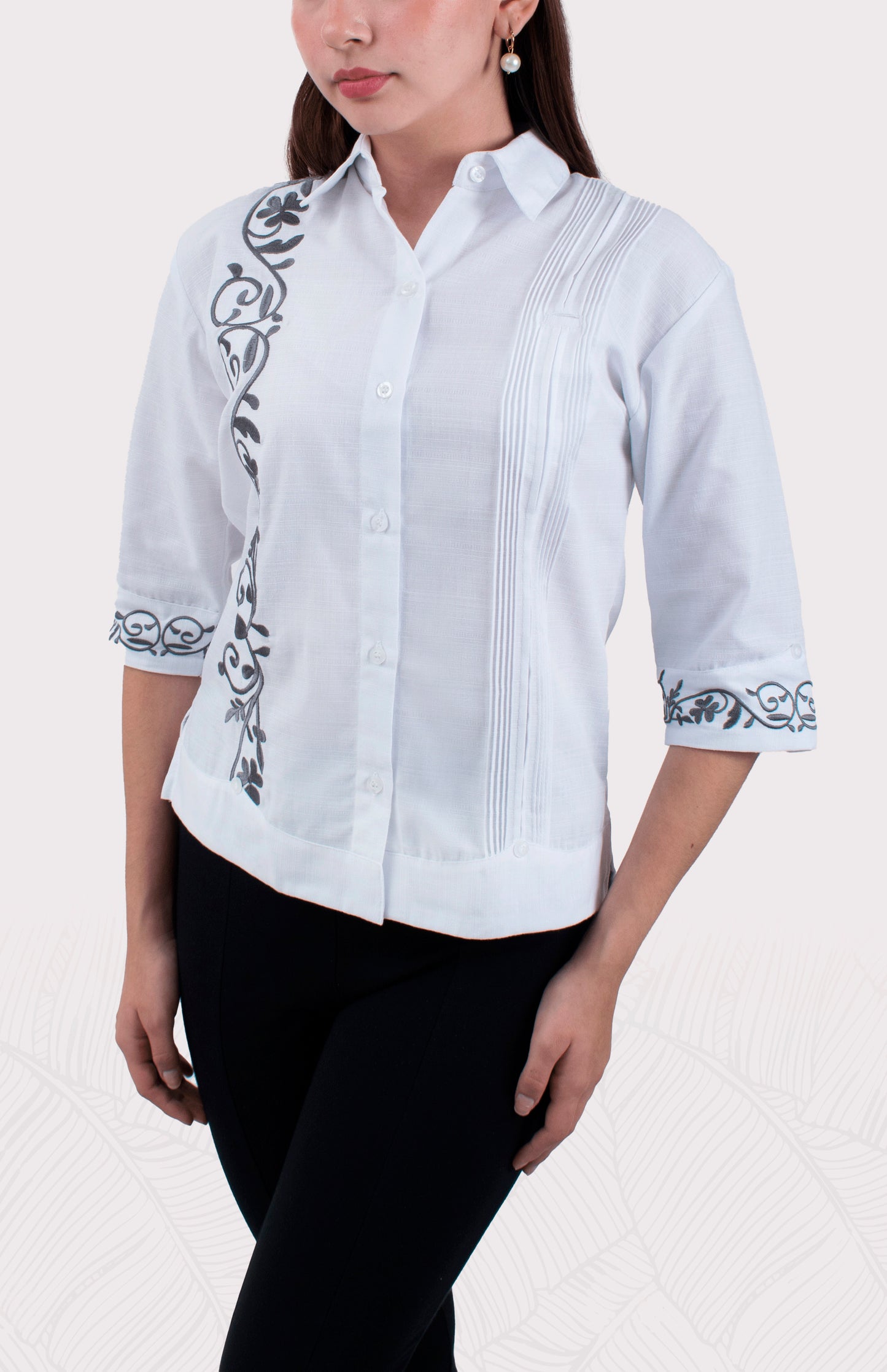 Camisa de mujer casual, inspirada en la guayabera. Textil fresco, ideal para combinar con pantalones o faldas.