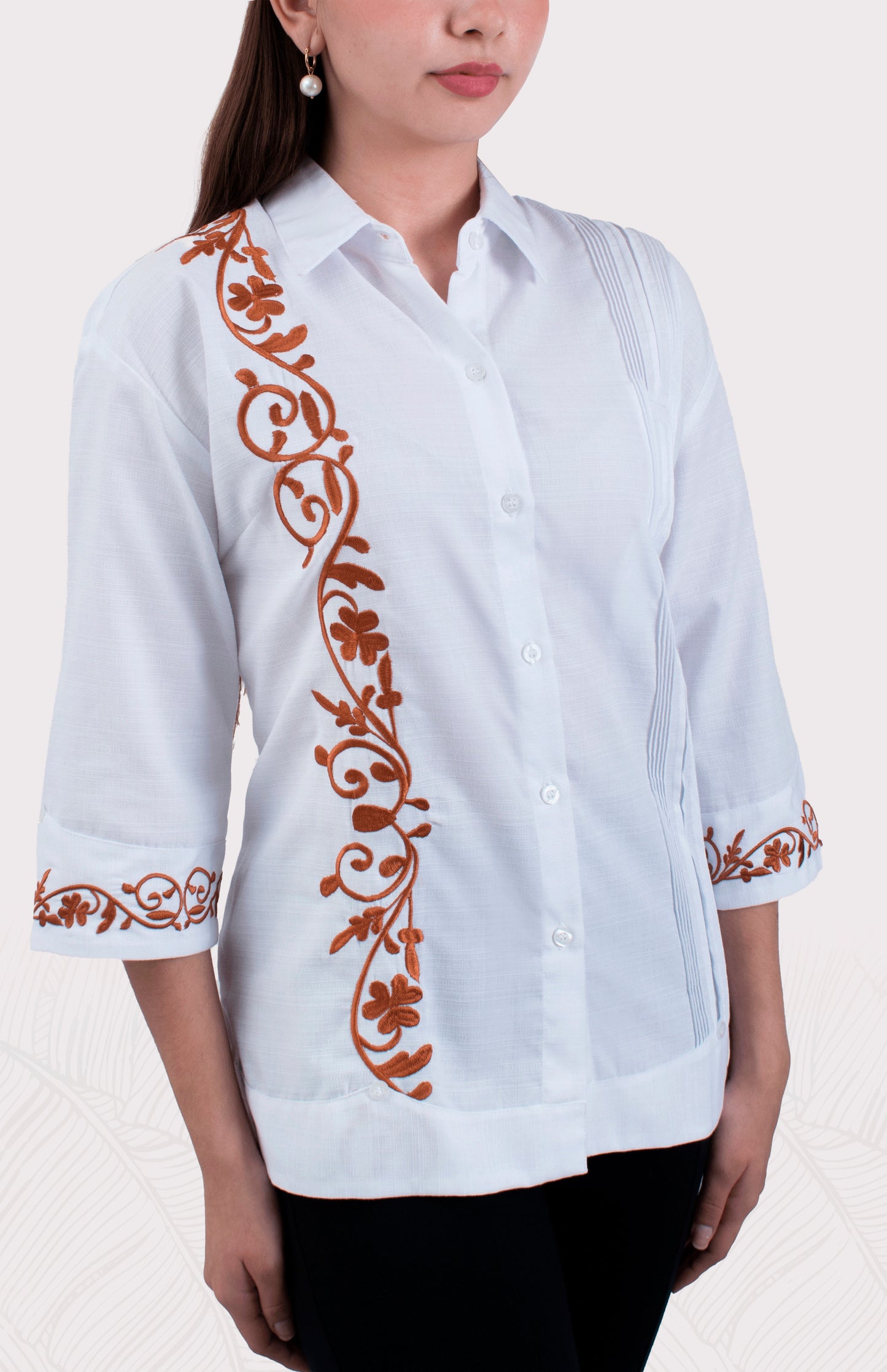 Ropa femenina, blusa estilo guayabera en tono trigo. Prenda fresca ideal para la playa o eventos diurnos.