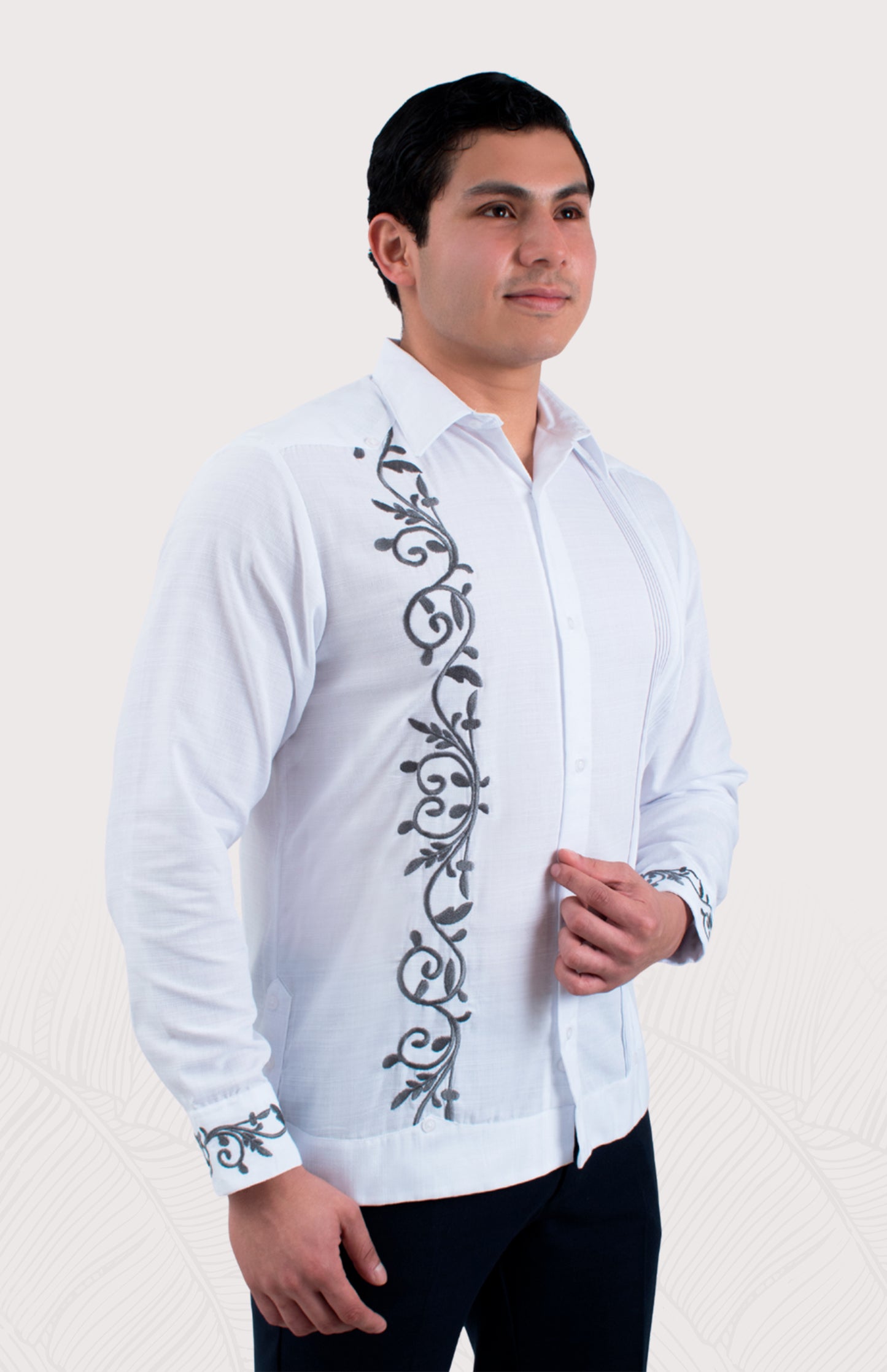 Guayabera de hombre, tono gris medio, elegante y casual. Camisa de manga larga, perfecta para eventos de día o noche en climas cálidos.