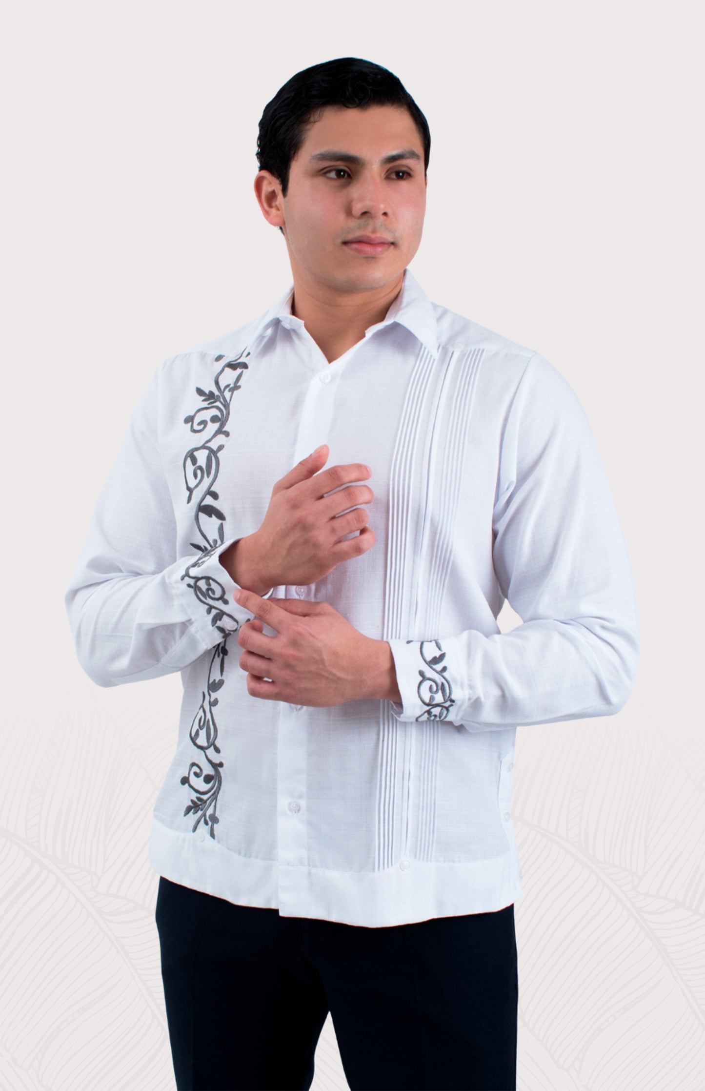 Guayabera gris oscuro de hombre, elegante y moderna. Camisa fresca con el exclusivo bordado Gaviotas. Ropa de caballero de alta calidad.