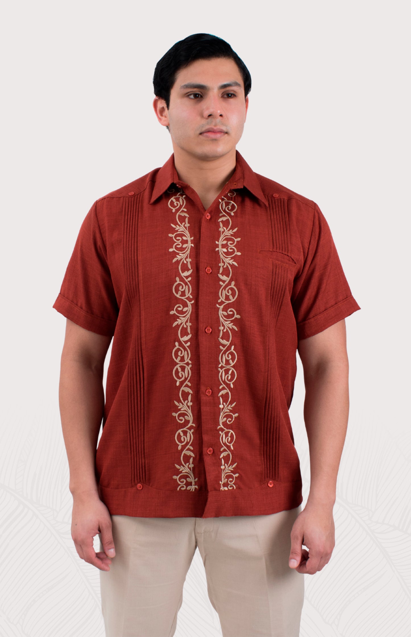 Camisa guayabera formal de hombre, color marrón/dorado. Modelo único con detalles bordados de fauna. Lino premium y fresco.