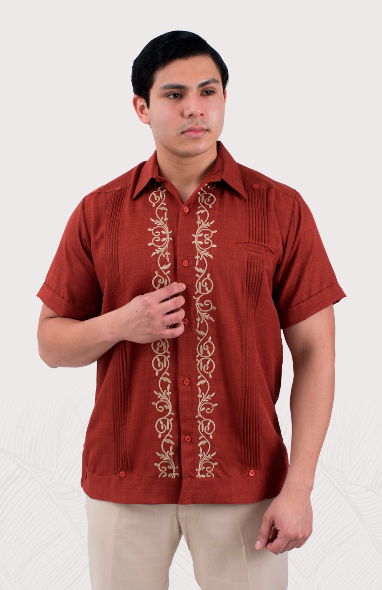 Guayabera de caballero en tonalidades tierra (marrón y dorado). Estilo formal casual con bordado de la colección "Fauna". Ropa de playa elegante.