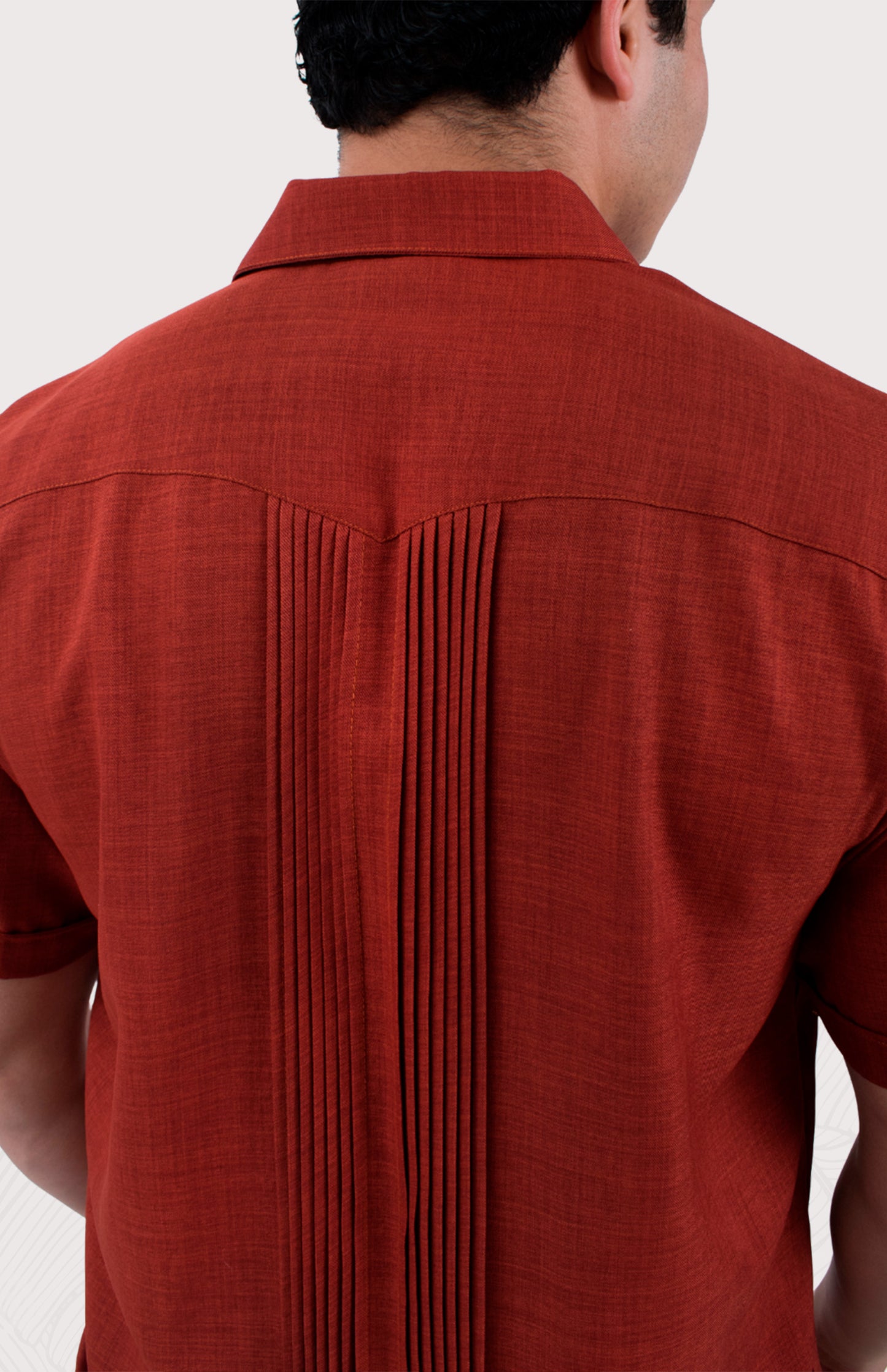 Guayabera de lujo bicolor, rojo y dorado. Estilo formal con bordado de la colección "Fauna". Ropa de caballero de alta calidad y tono llamativo para eventos elegantes.