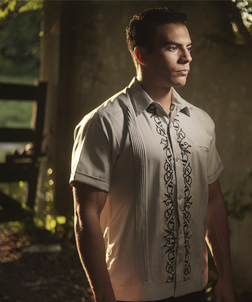 Banner móvil que presenta la colección de lujo Guayaberas 319 para caballero. Ropa tradicional mexicana de lino.