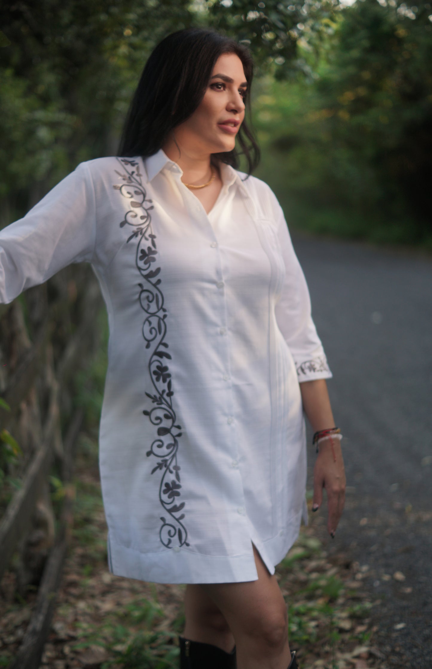 Vestido de lino elegante, corte moderno, color blanco con detalles grises. Vestido casual formal de lino, modelo Gaviotas.