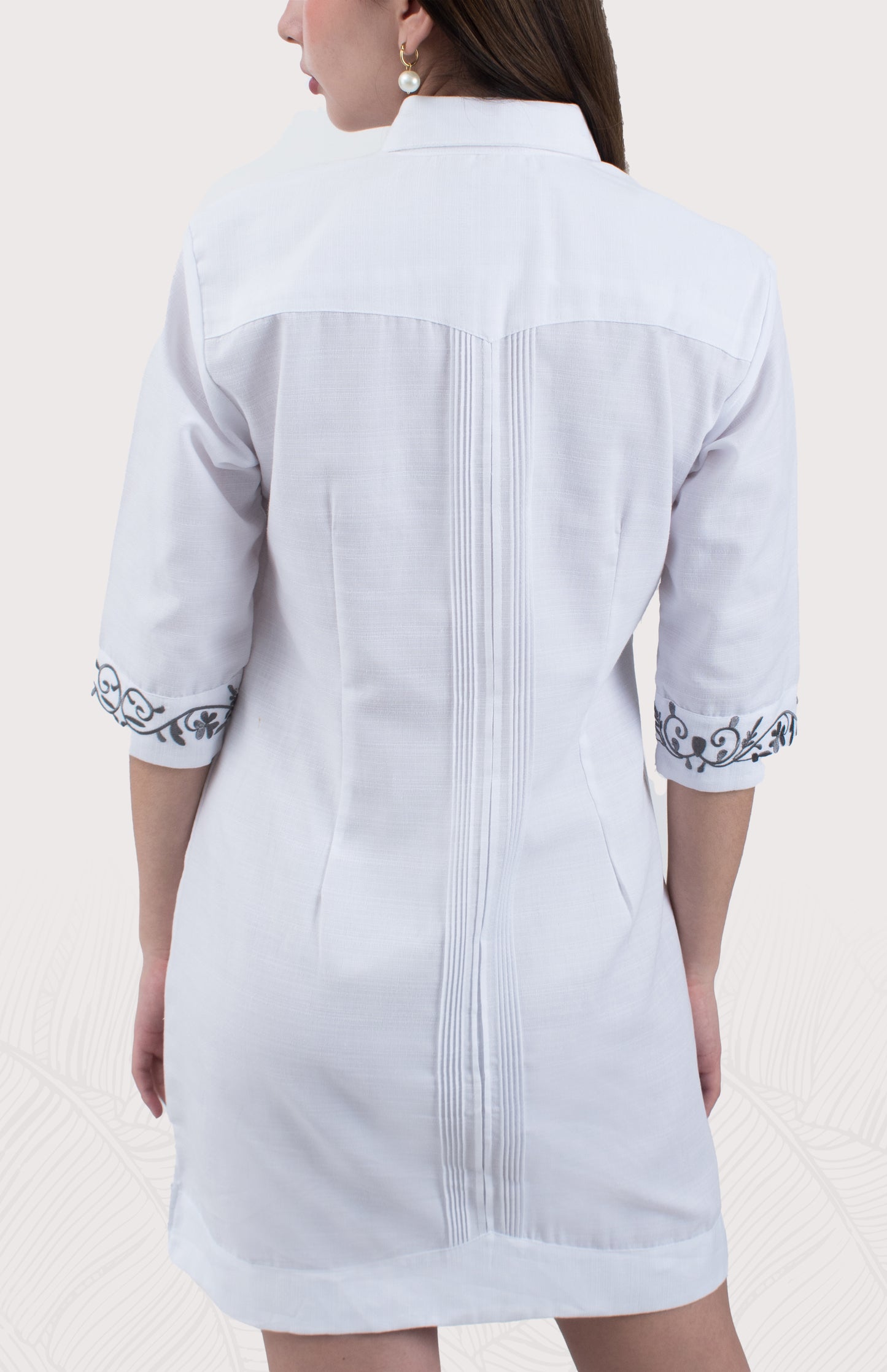Vestido de lino blanco para boda civil o playa. Estilo guayabera. Prenda fresca, ligera y con detalle único en el bordado.