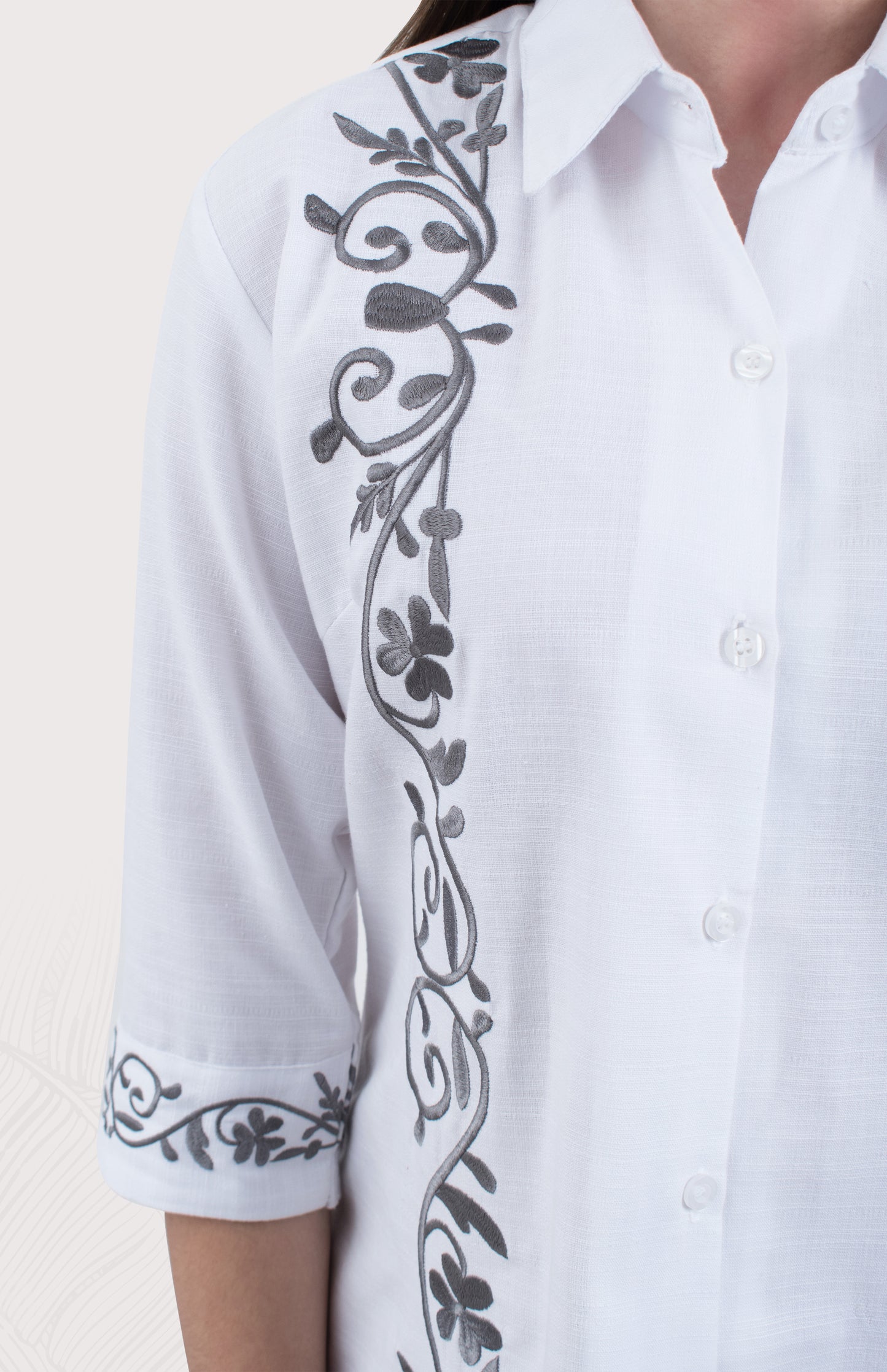 Vestido tipo guayabera para dama en lino blanco elegante. Bordado sutil 'Gaviotas'. Ropa de verano de alta calidad y estilo mexicano.