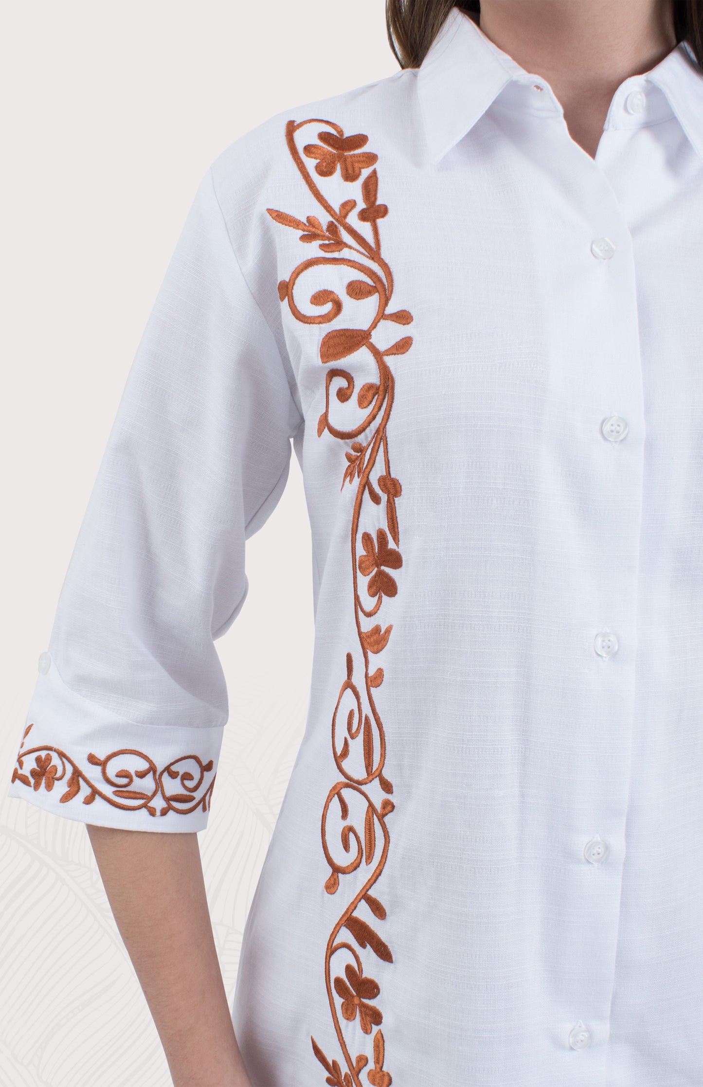 Vestido de dama, estilo guayabera, lino fresco. Colores neutros y detalles de bordado. Ideal para clima cálido y eventos casuales formales.