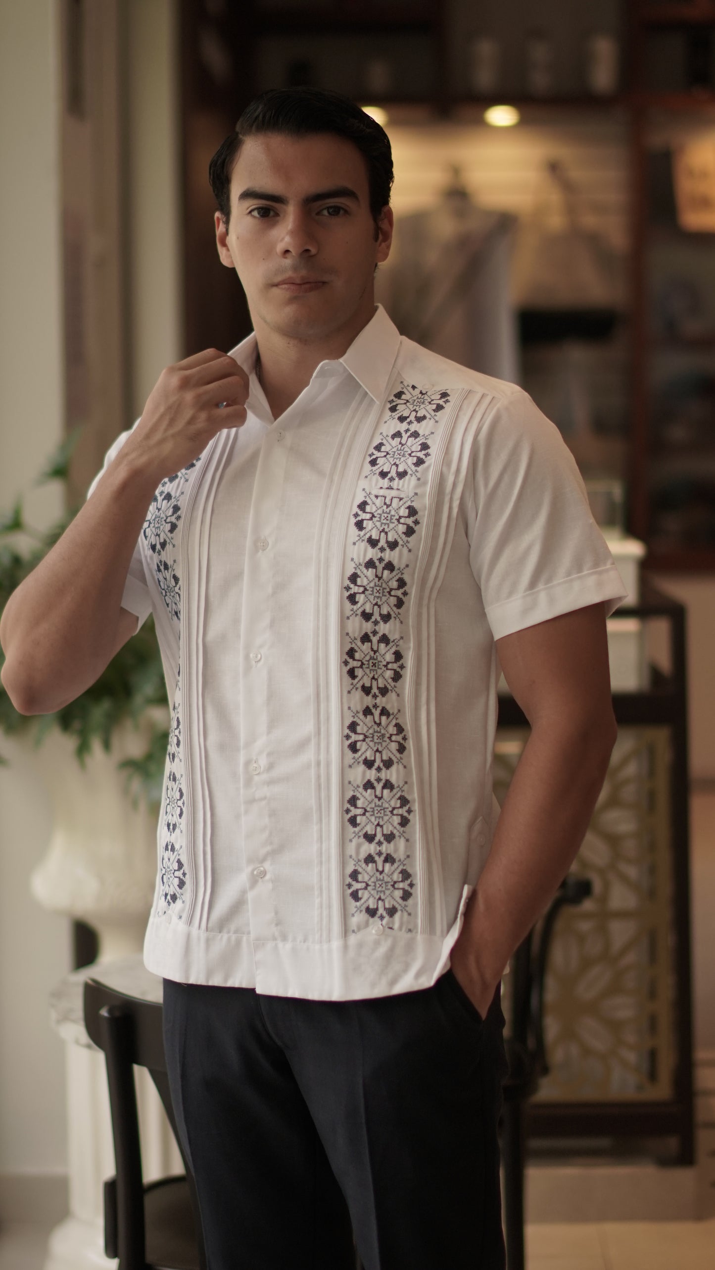 Guayabera Valladolid #446 Blanca / Azul Plumbago - Azul Marino