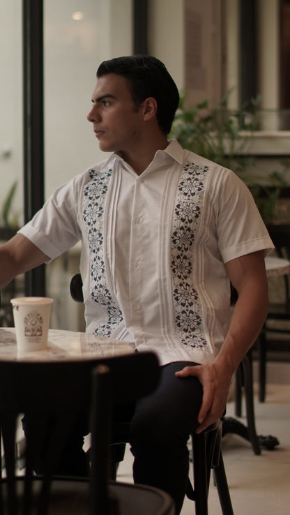 Guayabera Valladolid #446 Blanca / Azul Plumbago - Azul Marino