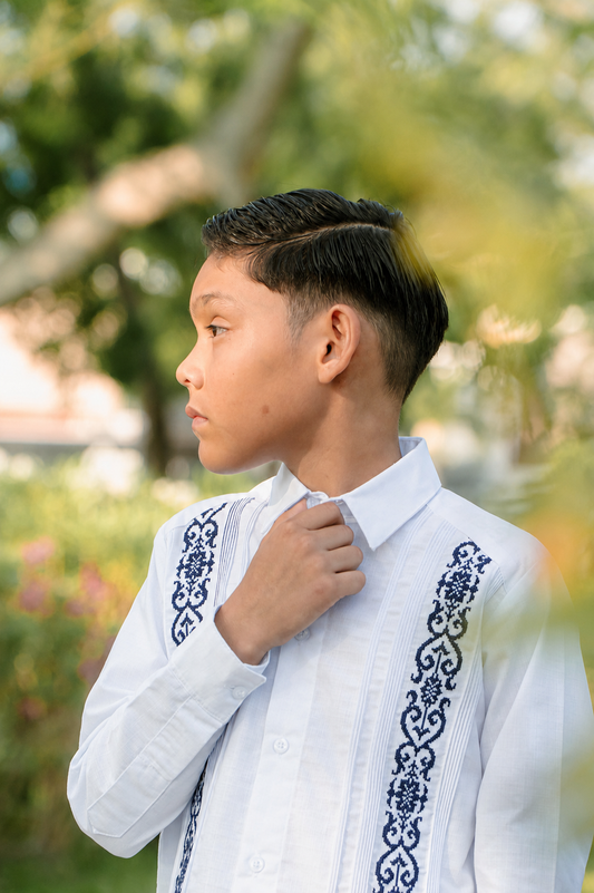 Guayabera Fernando #786 Blanca / Azul Marino