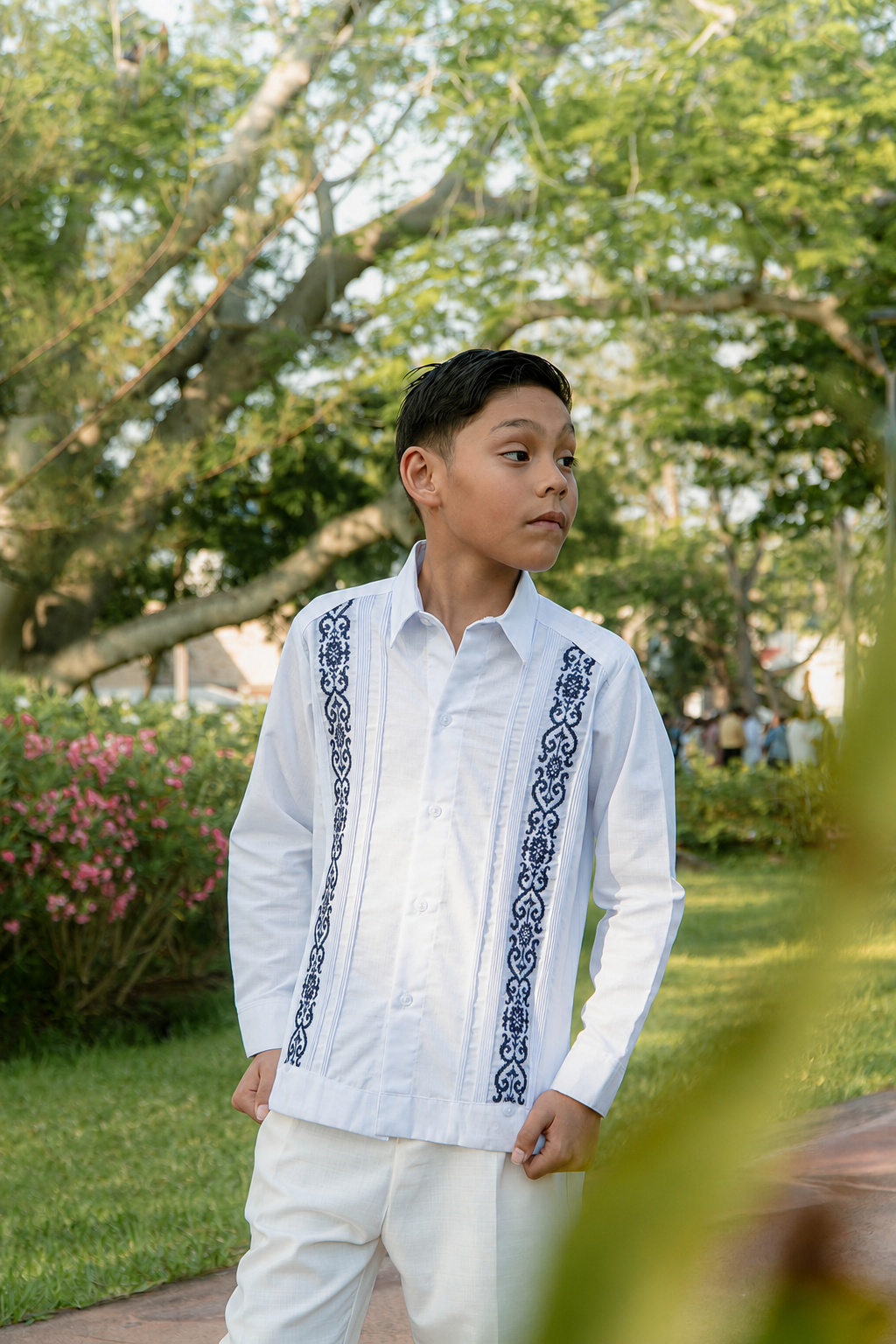 Guayabera Fernando #786 Blanca / Azul Marino