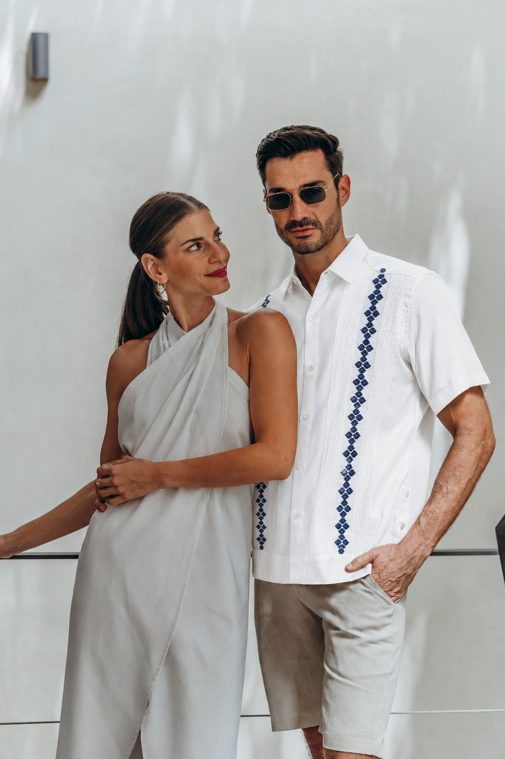 Guayabera Arturo #592 Blanca / Azul Marino / 100% Lino