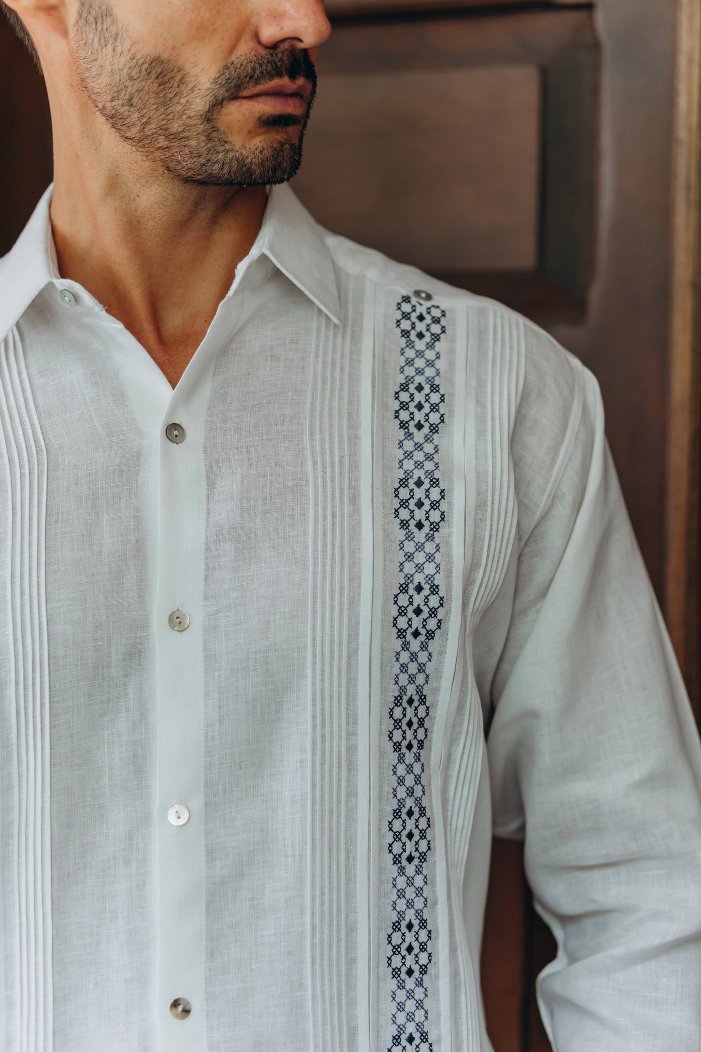 Guayabera Rubén #589 Blanca ML / Azul Plumbago - Azul Marino / 100% Lino