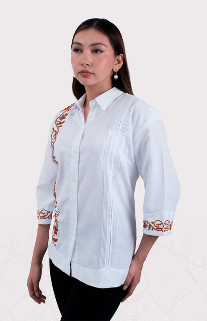 Blusa guayabera de mujer, color trigo (beige claro), modelo 319-1. Camisa de lino o algodón fresco para verano.