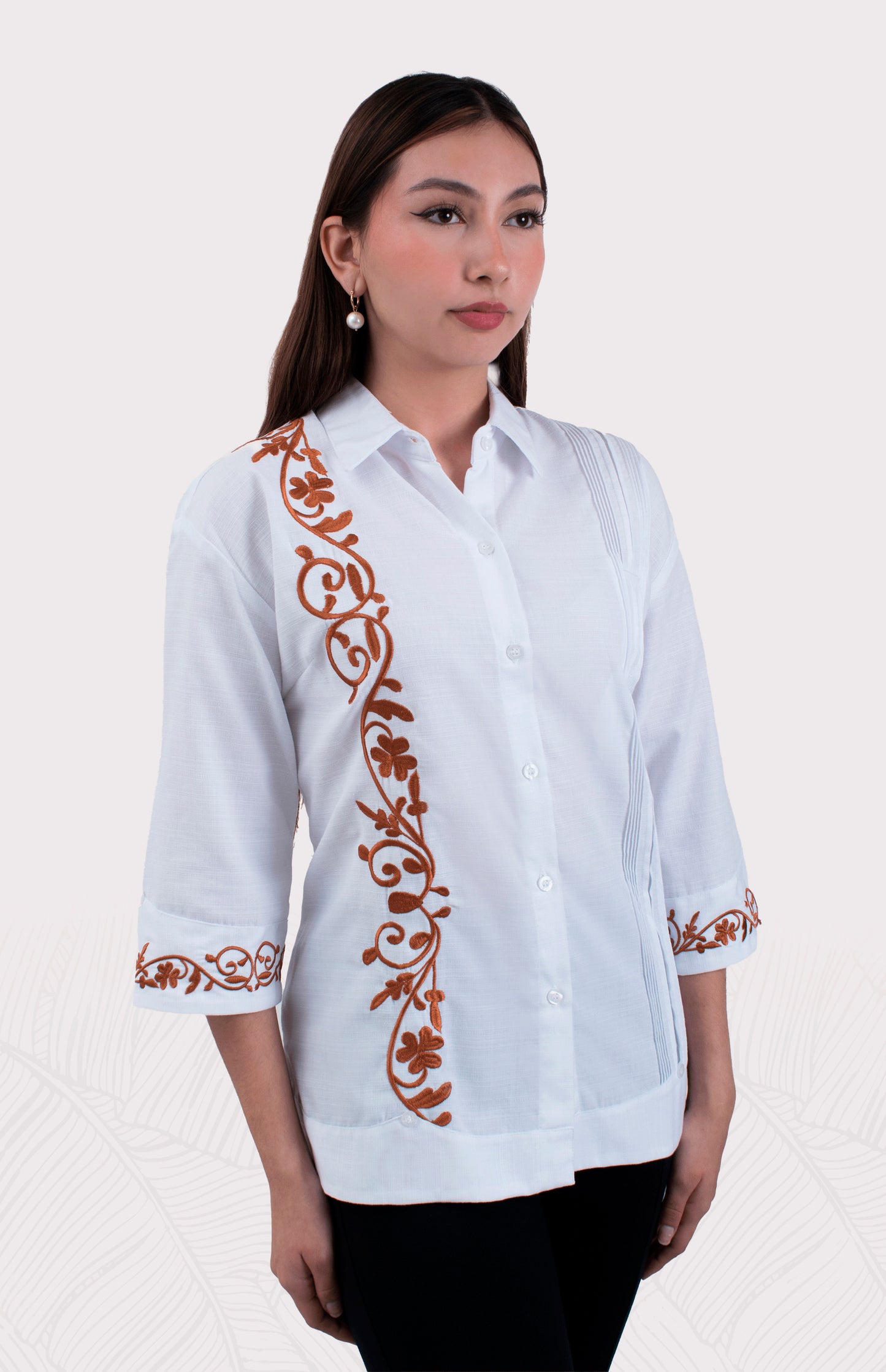 Guayabera para dama en color trigo, casual y elegante. Camisa de manga corta con estilo tradicional mexicano.