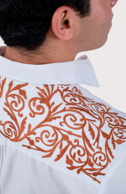 Primer plano de la textura y el color chedron de la guayabera para hombre. Muestra la calidad del lino y los detalles de la camisa Tamaulipeca.