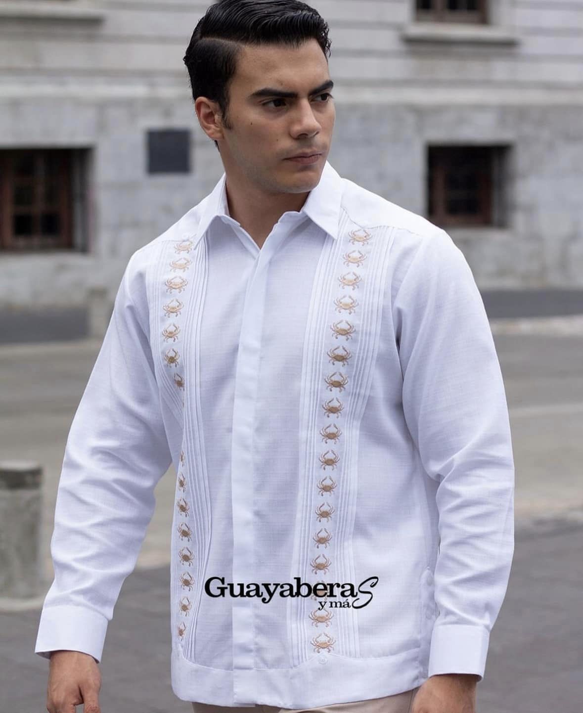 Guayabera hombre color arena, estilo Tampiqueña, de lino fresco. Ideal para playa y eventos casuales.