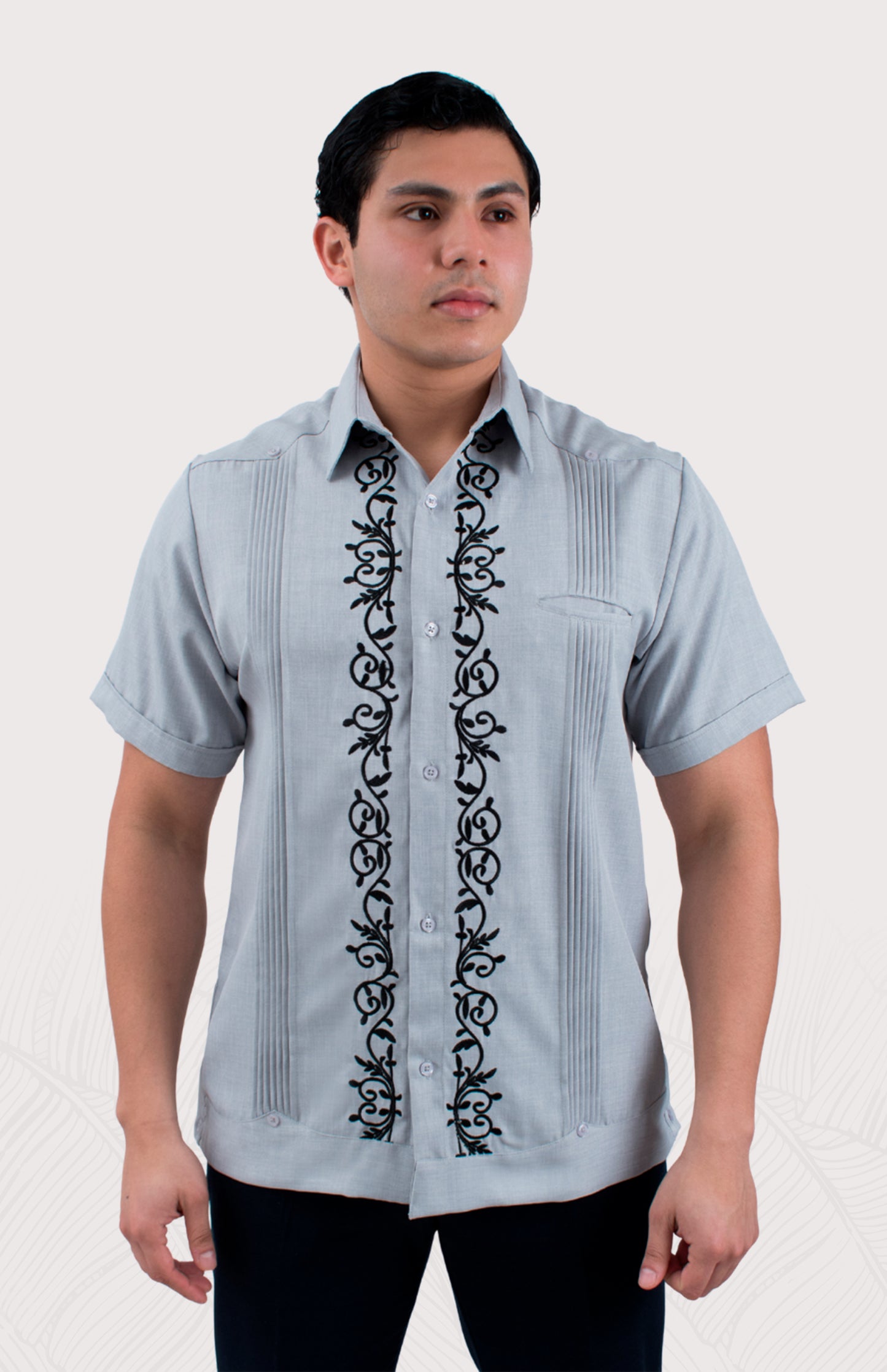 Camisa guayabera industrial para hombre, color gris. Prenda resistente y cómoda para trabajo de campo o supervisión en zonas cálidas.