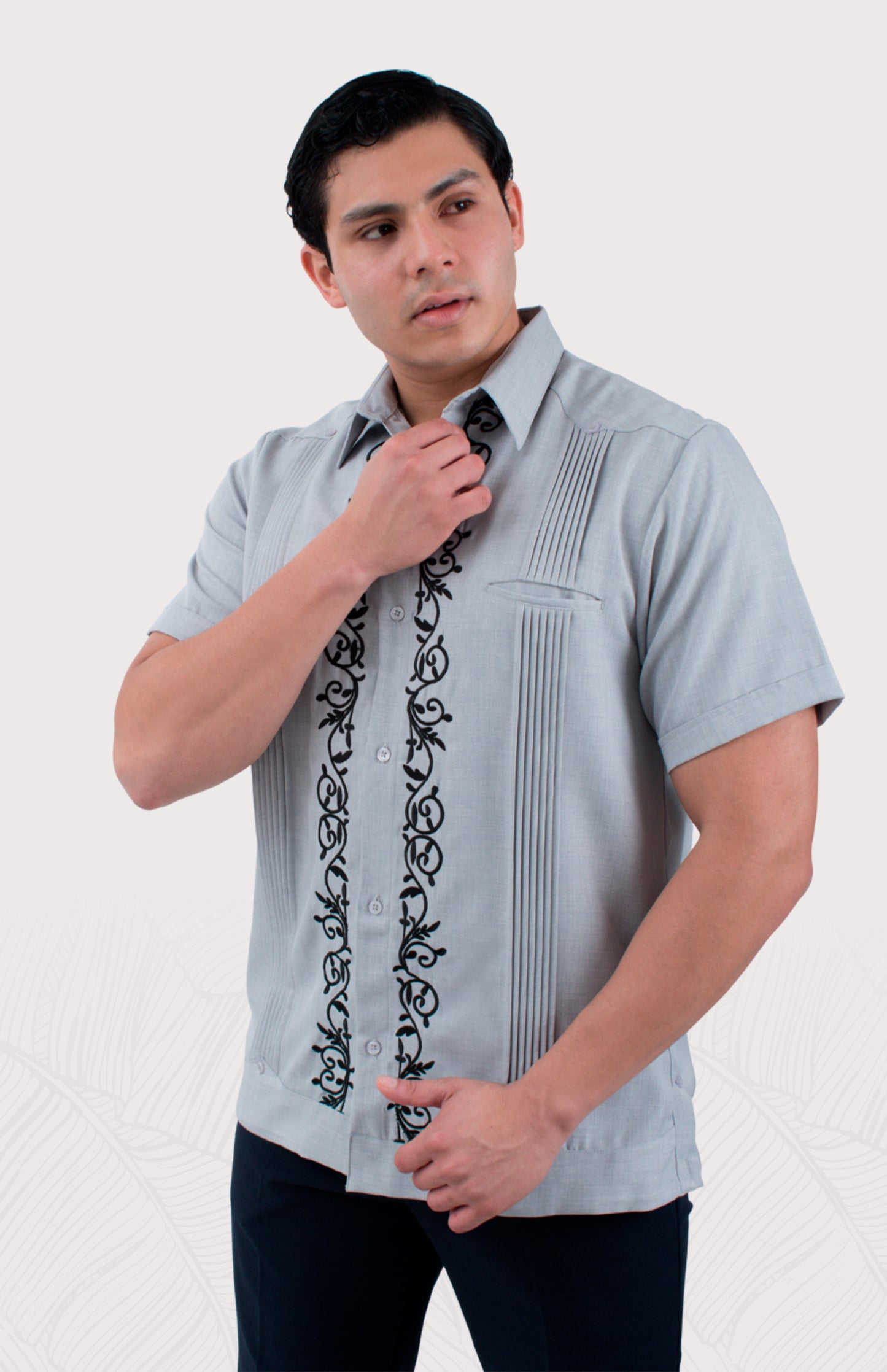 Guayabera gris ejecutiva, lino de alta resistencia. Ideal para el sector industrial o corporativo en clima cálido. Guayabera de manga corta.