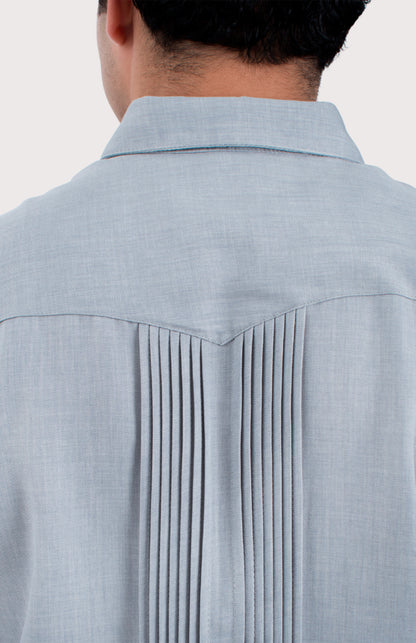 Guayabera ejecutiva de hombre, color gris claro, de lino o algodón. Camisa de manga larga, ideal para el sector corporativo y negocios en climas cálidos.