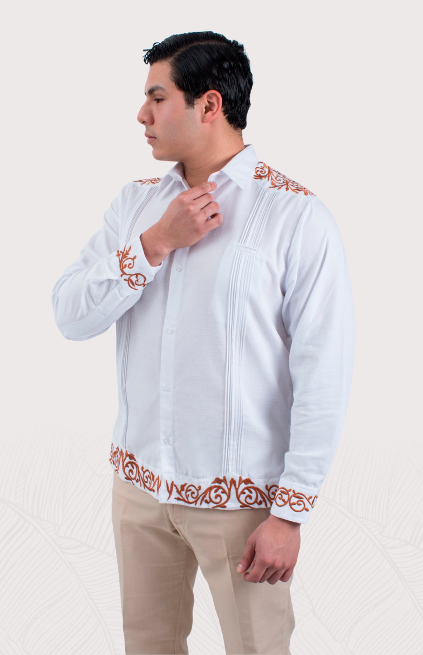 Guayabera para hombre, estilo Tamaulipeca, color chedron (tierra/rojizo). Camisa de lino o algodón de manga larga para eventos formales o bodas.