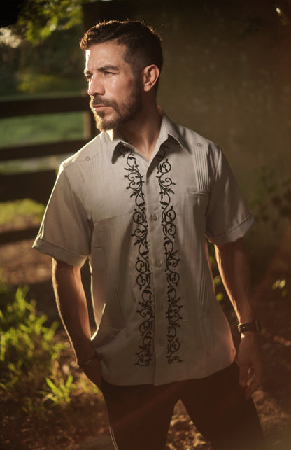 Guayabera ejecutiva de hombre, lino de color oscuro (azul y negro). Camisa formal para el sector de negocios o corporativo, manga larga.