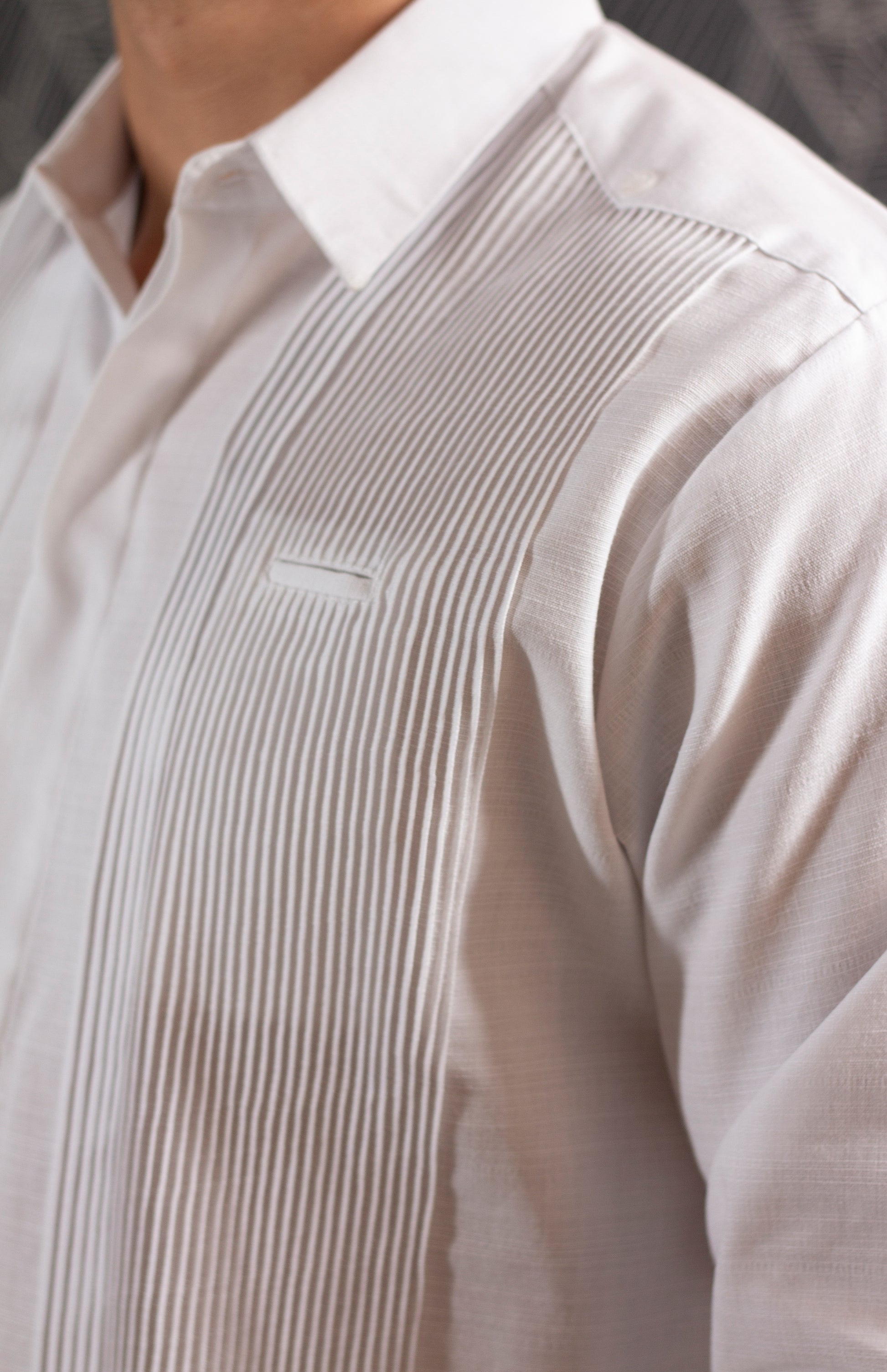 Guayabera de ceremonia, modelo Presidencial, en lino blanco. Ropa formal de caballero para eventos de gala. Estilo atemporal y elegante.