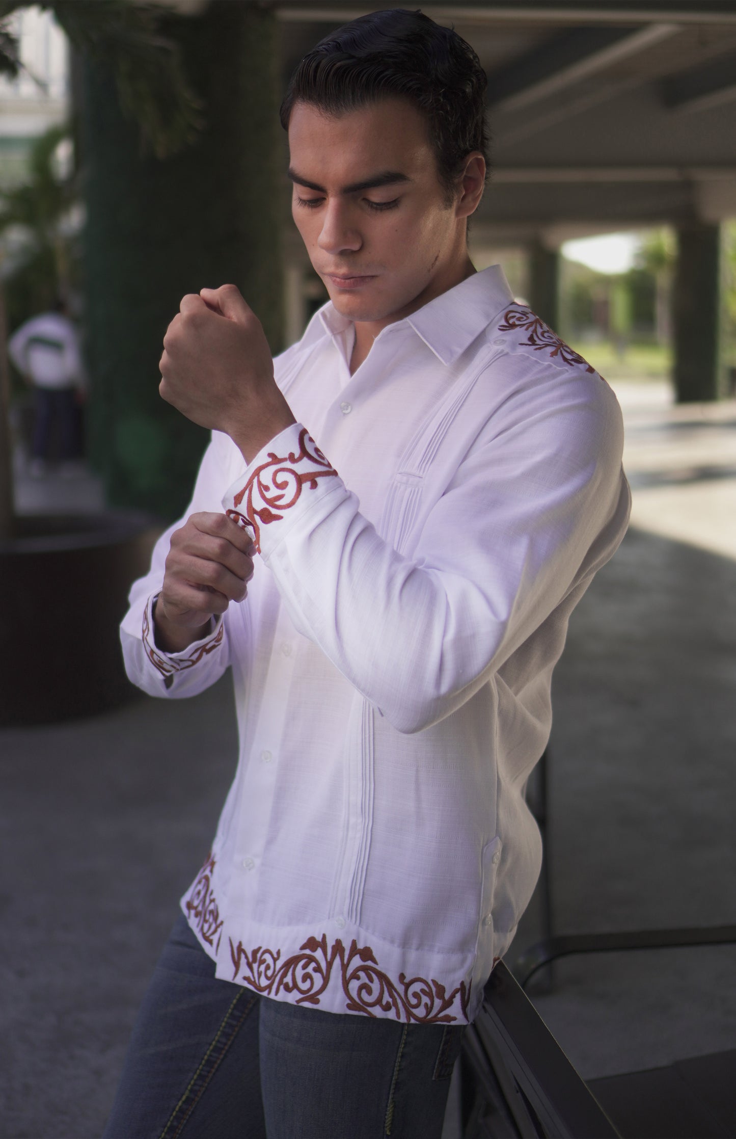 Guayabera de lino blanco para hombre, estilo clásico de Tamaulipas. Prenda fresca, ideal para bodas y eventos de etiqueta en clima cálido.