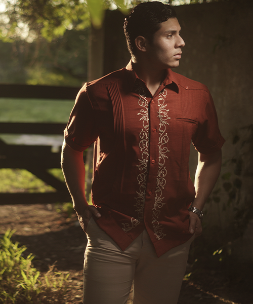 Guayabera tono tierra para caballero, elegante y sofisticada. Camisa de lino formal con el bordado distintivo de la colección "Fauna".