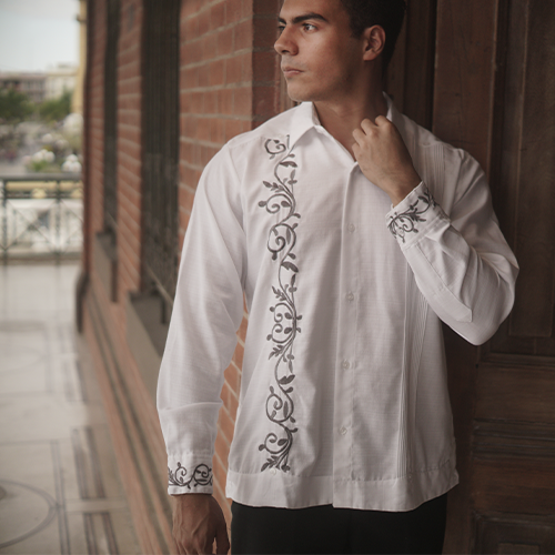 Imagen principal de la colección para caballero. Muestra guayaberas de lino y algodón para hombre. Ropa fresca, formal y casual para eventos.