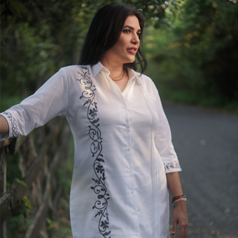 Imagen principal de la colección para dama. Muestra blusas y vestidos estilo guayabera de lino o algodón para mujer. Ropa fresca y elegante.