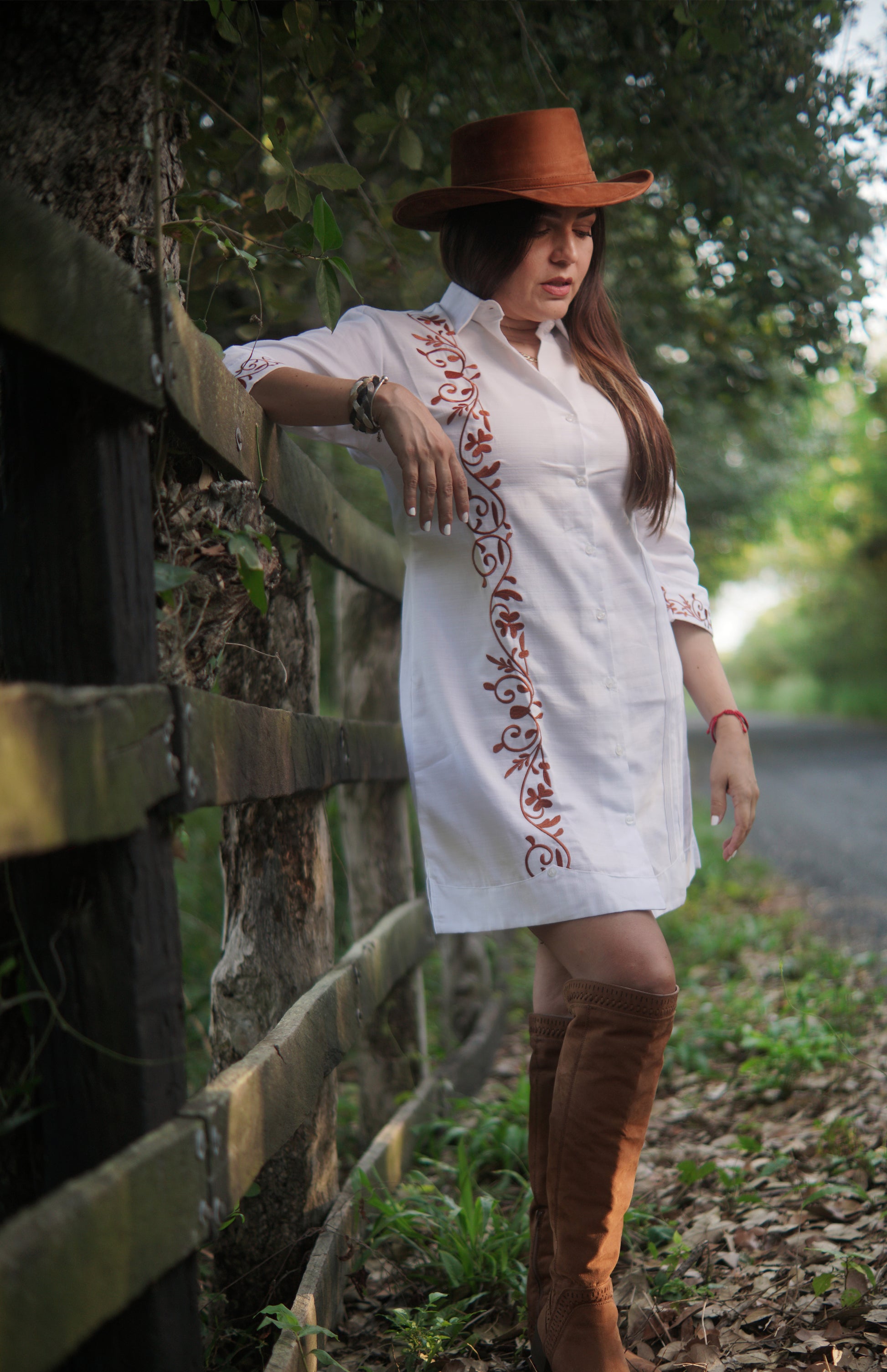 Vestido de lino premium, ideal para bodas en la playa o eventos de día. Colores café, trigo y blanco. Vestido tipo guayabera, elegante y cómodo.