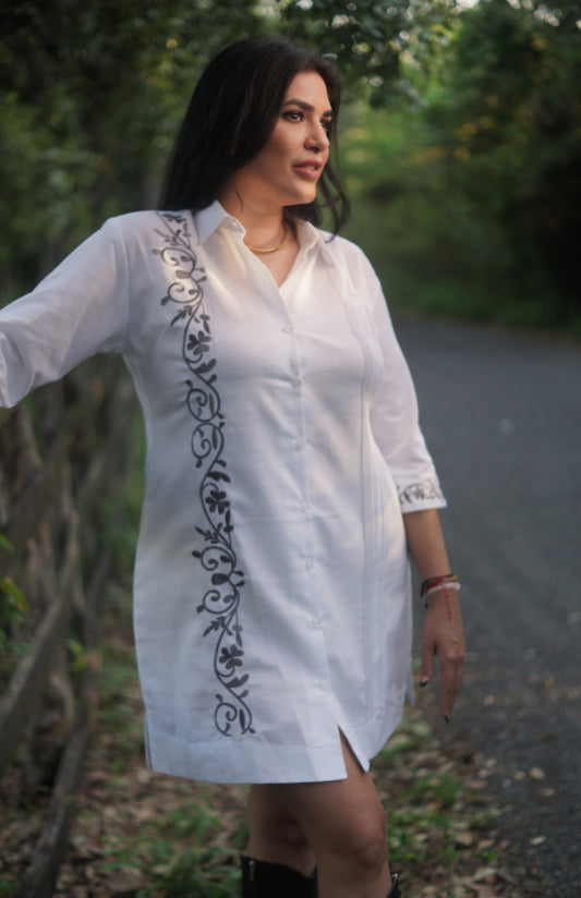 Vestido de lino elegante, corte moderno, color blanco con detalles grises. Vestido casual formal de lino, modelo Gaviotas.